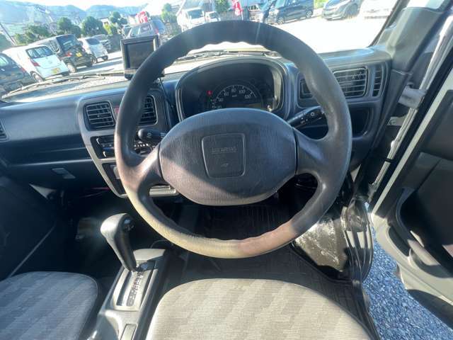 【クリーニング済み】当店では車内クリーニングも専用機材にてしっかりと実施しております。車内はドライバーにとって最重要なポイントとして考えており、安心・安全・快適なカーライフをご提案致しております。