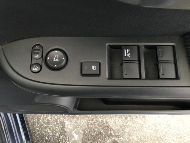 電動格納式リモコンドアミラーと、パワーウィンドウマスタースイッチ等は運転席ドアにあります。