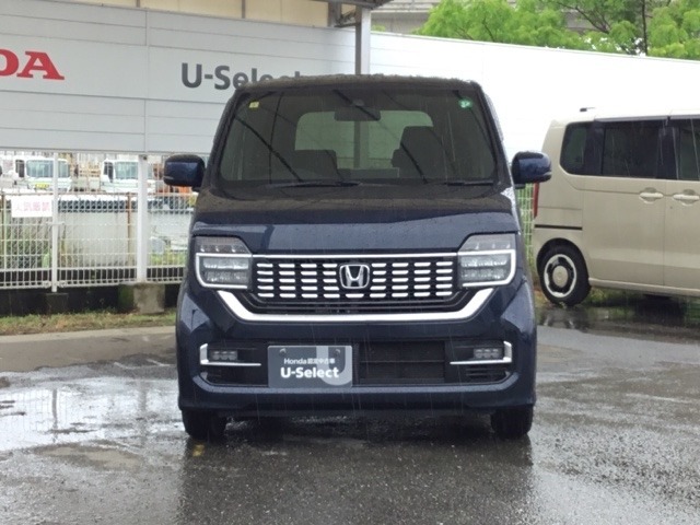 お客様に安全で快適なカーライフをお送りいただくために、中古車にも高いレベルの品質基準を設け、その基準に従って、全ての中古車について納車前整備を実施しています。