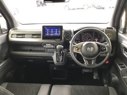 広くすっきりとした視界。狭い道への右左折やバック駐車の際にも、周囲の状況をしっかりとつかめるので安心です。