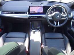 ◆インスツルメントパネルやインテリアトリムなどは、調和しなが洗練された室内を作り上げ、スイッチ類によって、優れた操作性をも実現。ドライバーの視線や動線を考え、人間工学に基づきデザインされています◆