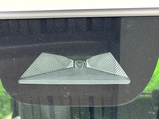 【ホンダセンシング】走行中に前方の車両等を認識し、衝突しそうな時は警報とブレーキで衝突回避と被害軽減をアシスト。より安全にドライブをお楽しみいただけます。