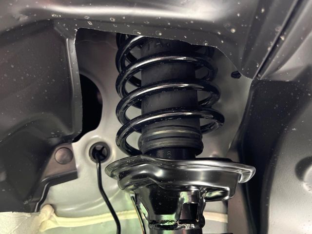 お車を安心してお乗りいただく為には、足回りの定期点検が欠かせません。サービスサポート（有償保証）では無料点検もご提供しており、安心のカーライフをお過ごしいただけるサポート体制が整っています。