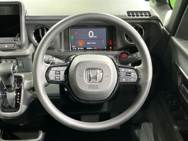 インテリアに合わせたデザインのステアリングは、運転される方のことも考え、運転しやすい形状、大きさです。是非一度、実際に触ってお確かめください。