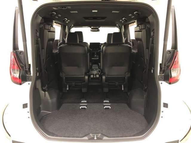 サードシートは軽い力でスムーズに折りたため、簡単にロックできる【ワンタッチホールド】シートバック下部にあるレバーでロック解除→跳ね上げ→固定だけで車内に乗り込まずにラクにスペース拡大が可能です！