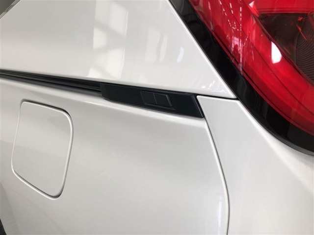 【パワーバックドア】開閉スイッチを車両側面両側に配置。車両横に立って操作できるので、後ずさりすることなく、ドア開閉の確認が可能です。任意の場所で停止させることも可能。狭い場所でも安心して使用できます。