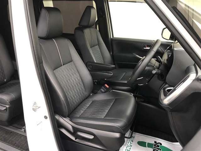 運転席・助手席シートは肘掛けが付いているので、ドライブ中もリラックスした姿勢で過ごせます！合成皮革×ファブリックのコンビネーションシートで質感の良さも感じられます！
