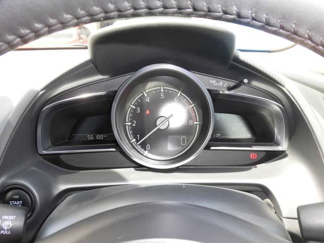 エンジン回転数がわかるタコメーターが中央に配置してありスポーツ感覚で運転を楽しめるスピードメーターです（＾＾）走行距離は約57，000Km♪（＾＾）エンジン良好です（＾＾）