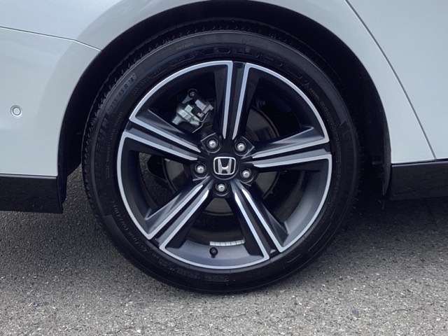 純正アルミホイールです。足元が引き立つので、車全体のイメージがアップしますよ！