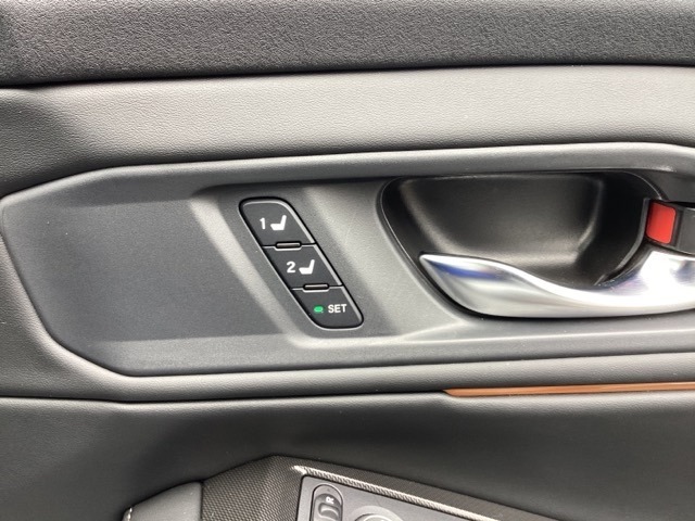 セパレートのフロント運転席は、パワーシートです。