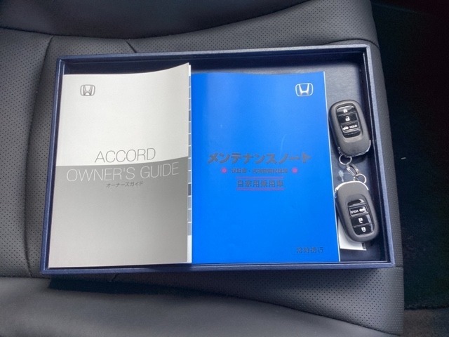 メンテナンスノート【点検整備記録簿・保証書】、取説も揃ってます。スマートキーはバッグなどにしまったままボタン操作でエンジンの始動・停止ができて大変便利です。