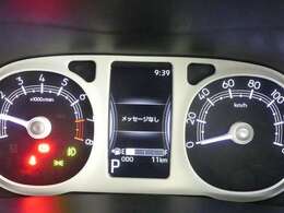とっても見やすいメーターです。夜間時はラグジュアリーな気分にさせてくれる照明が魅力ですので、夜のドライブも楽しみになりますよ♪