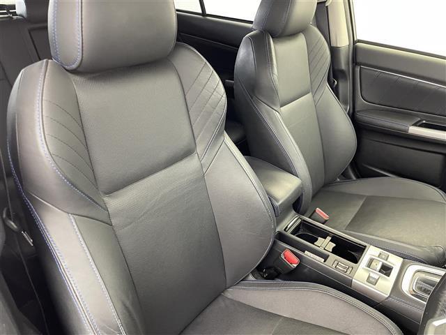 【黒本革シート/ブルーステッチ(メーカーオプション)】