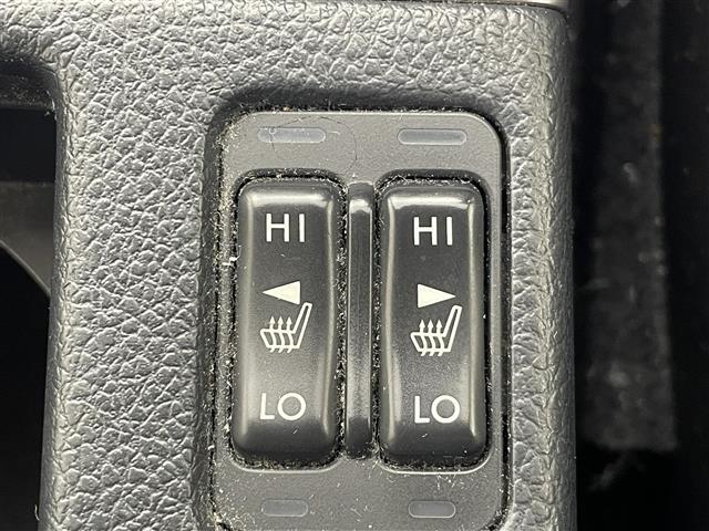 【シートヒーター(メーカーオプション)】シートを温めてくれる暖房機器です！長時間座っていると負担が掛かりやすい背中や腰、または冬場などの寒い日に冷えやすい脚部に快適なぬくもりを伝えます。