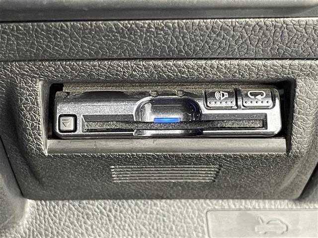 【ETC】有料道路を利用する際に料金所で停止することなく通過できる、ETC車載器（ノンストップ自動料金収受システム機器）が装備されています。セットアップを行うことで利用可能になります。