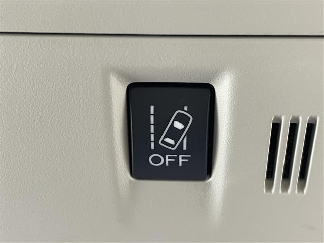 【車線逸脱警報機能】走行中にクルマが車線をはみ出した際に、ブザーなどの警報が鳴り、危険を知らせます。機能には限界があるためご注意ください。