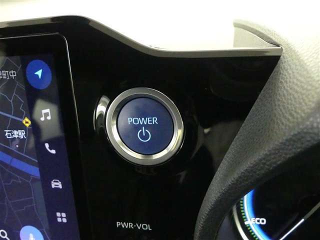 スマートキーを携帯していればキーを取り出さずにドアを施錠＆解錠。クルマの始動も可能です。