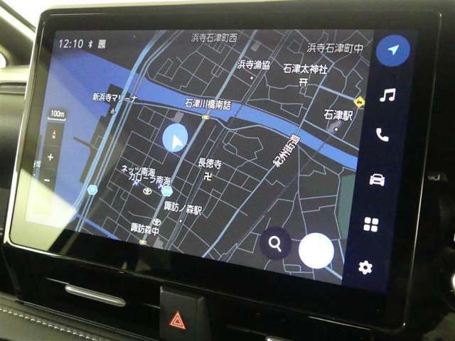 純正ナビを装備。タッチパネル式で使いやすく、お出かけもラクラクです。