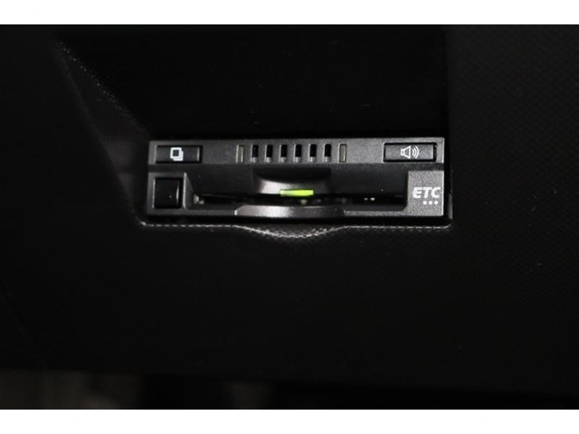スッキリ装着されたビルトインタイプのETC！高速道路走行の料金所をノンストップで通過できます。※ ETCカードのお申し込みも当社にお任せ下さい！