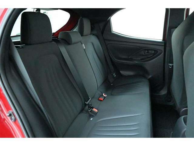 リヤシートは固定式で、座面中央にはへこみがあり、座り心地への配慮がされています。