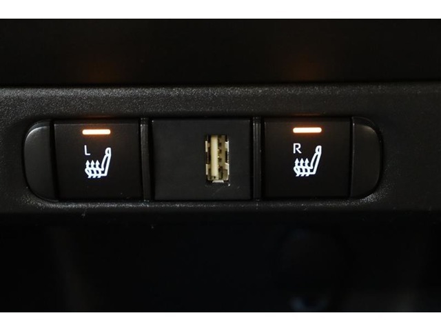 USBポートが装備されています。iPhoneやスマートフォンの充電など、車内にあると便利なアイテムのひとつですね！