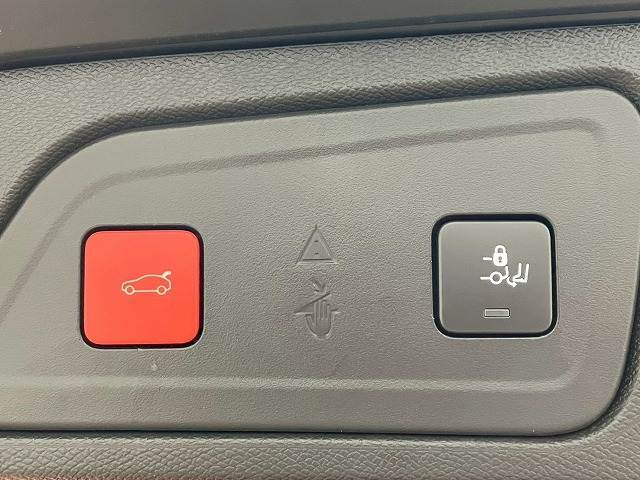 高級車にはお馴染みの【電動リアゲート】搭載。