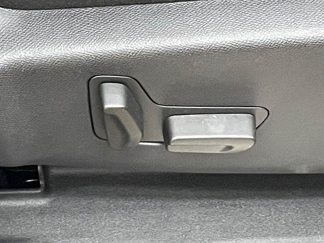 ドライバーのお好みのシートポジション設定可能な【電動シート】機能付き。