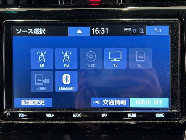 【純正ナビ】人気の純正ナビを装備しております。ナビの使いやすさはもちろん、オーディオ機能も充実！キャンプや旅行はもちろん、通勤や買い物など普段のドライブも楽しくなるはず♪