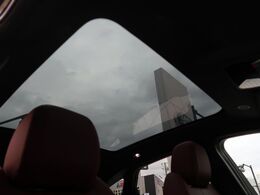 明るく開放的な光を生み出し広々とした空間を演出するパノラミックルーフ！ダークティンテッド強化ガラスは快適な車内温度を維持し日差しの影響を抑えるとともにプライバシーを保つ。電動サンブラインドも装備！