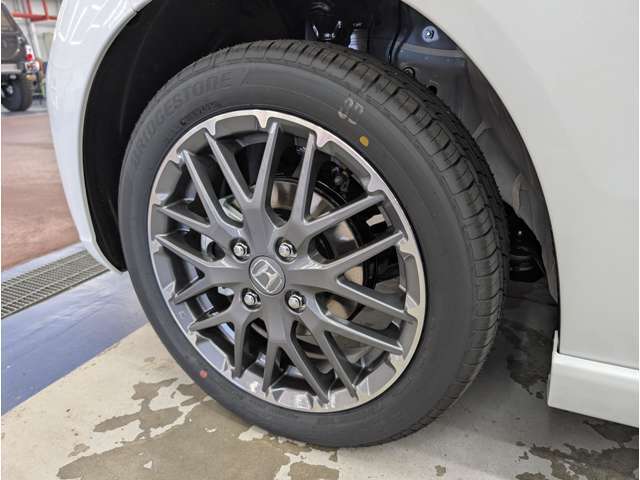 タイヤサイズは165/55R15　純正アルミホイールです。かっこよく決まっております！