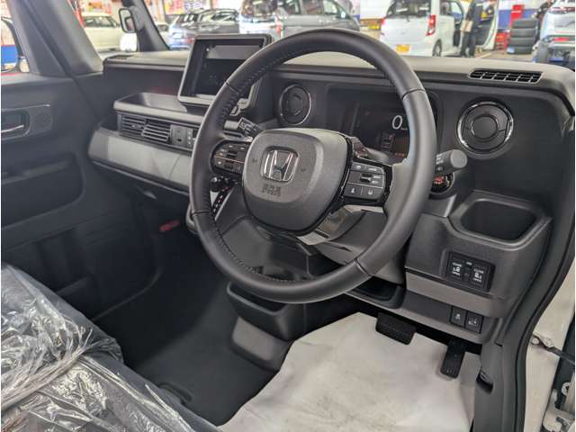 アダプティブクルーズコントロール機能が搭載されており、設定した車間距離を適切に保ちながら加速・減速、さらに停止まで自動追従してくれるので、渋滞や長旅での走行を快適にしてくれます☆