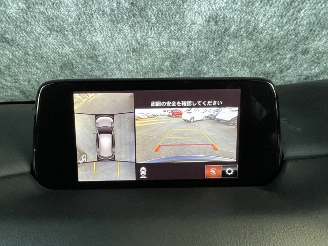 狭い場所での駐車やすれ違いなどでより的確な運転操作に役立つ360°ビューモニターが装備されています。