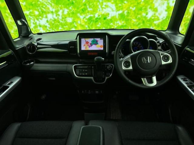 WECARSの展示場では実際に見て、触ってお車をお選びいただけます！知識の豊富な営業スタッフが様々なカーライフをご提案いたします！