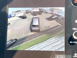 【マルチテレインモニター】車のフロントやサイドのカメラ画像を同時にモニター表示することで、悪路や狭い道を走行時でも周囲の状況確認ができ安心！本格SUVにうれしい装備です♪