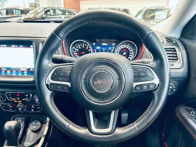 安心してカーライフを始めていただく事ができるよう、納車前にディーラー整備工場もしくは熟練メカニックが在籍する整備工場にて点検を行ない、必要な整備を実施致します。