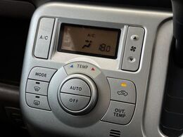 【オートエアコン】一度お好みの温度に設定すれば、車内の温度を検知し風量や温度を自動で調整。暑い…寒い…と何度もスイッチ操作をする必要はありません。快適な車内空間には必須の機能ですね♪