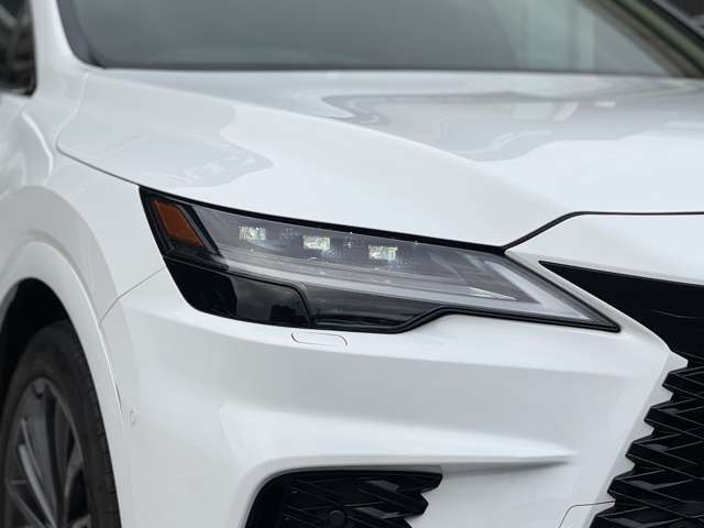 LEDヘッドランプで視界良好。デイライト付きで昼間でも存在感をアピールいたします。