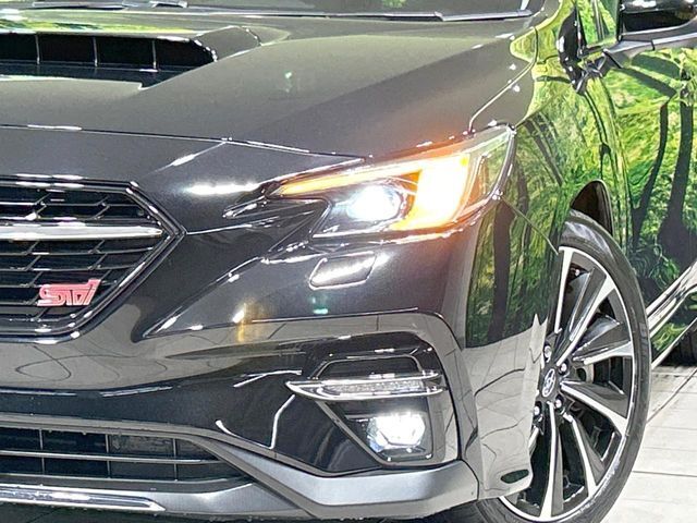 【LEDヘッドライト】悪天候や夜間走行時も良好な視界を確保し安心して運転できる高輝度LEDヘッドライトを装備！点灯速度が早く、消費電力も抑えられています。