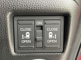 【両側パワースライドドア】スマートキーや運転席のスイッチで後席両側スライドドアの開閉が可能♪電動だから力を入れてドアを開ける必要が無く、小さなお子様でも簡単に開け閉めでき快適です♪