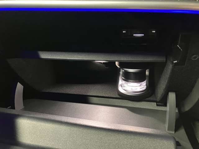 ETC、パヒュームアトマイザーがグローブボックス内に装備されています。