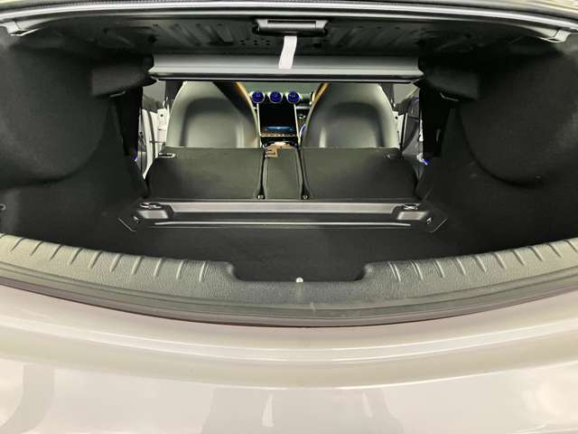 分割可倒式シート付、大きなものでも収納可能。