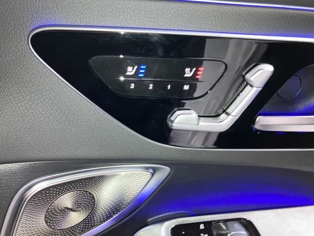 前席はシートヒーター・ベンチレーター付きで、ブルメスターサラウンドシステムのスピーカーもあります。