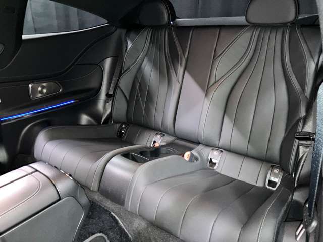 後席にお乗りいただく際は、全席を簡単に動かせるようになっております。