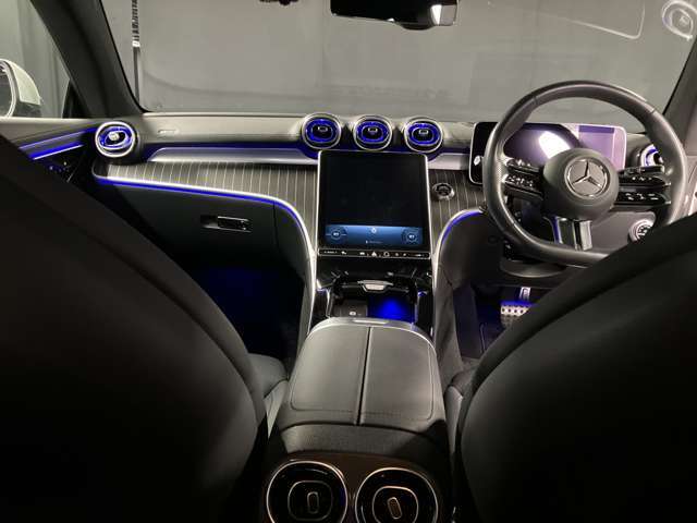 未来を感じるデジタルコックピット、上質素材が織りなす空間。利便性と高性能が融合した、この洗練された室内で、日常から非日常まで快適なドライブを。