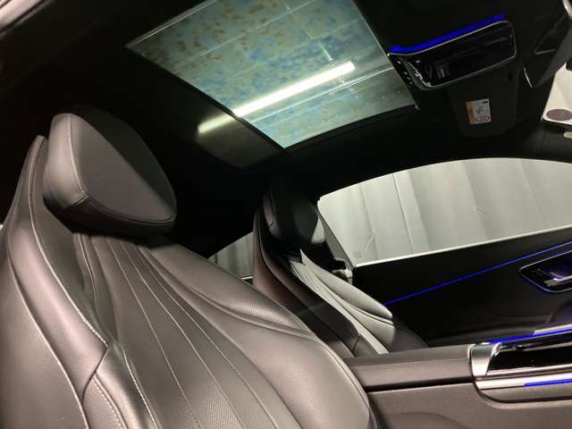 パノラミックスライディングルーフ付です。