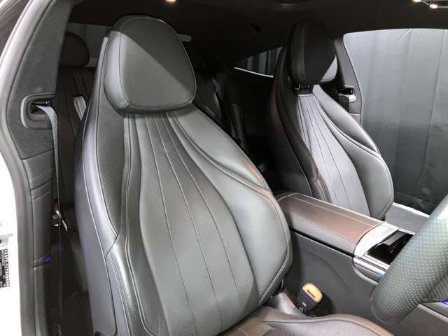 高級感とスポーティーな本革スポーツシートです。