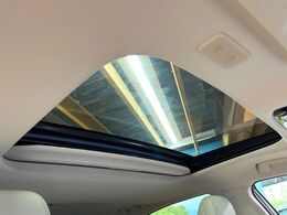 【サンルーフ】開放感たっぷりの希少装備、サンルーフが装着されています！車内に明かりを取り入れたり景色を楽しむ以外にも、車内の空気も簡単に換気できて快適です！