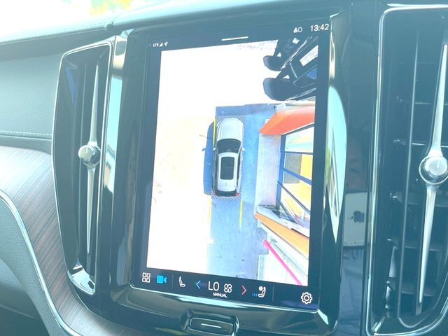 【360°ビューカメラ】4台の高解像度カメラで360度の鳥瞰図を表示。隣の車や壁、死角にある障害物などを画面で確認できるため、狭いスペースでの駐車・出入りも安心です。