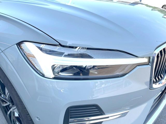 【LEDヘッドライト】ハイビームを先行車や対向車にあてず、その両サイドではハイビーム照射を維持。見える範囲が段違いに広くなりました。北欧神話に登場するトールハンマーをモチーフにデザイン。