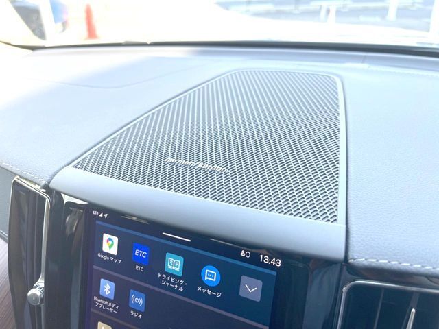 【harman　kardon】ハーマンカードンのHi-Fiスペシャリストと共に、モデル別に開発・設計された専用チューニングが臨場感溢れる音響空間を実現しています。